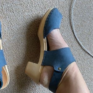BRYR CLOGS BLUE SIZE 10